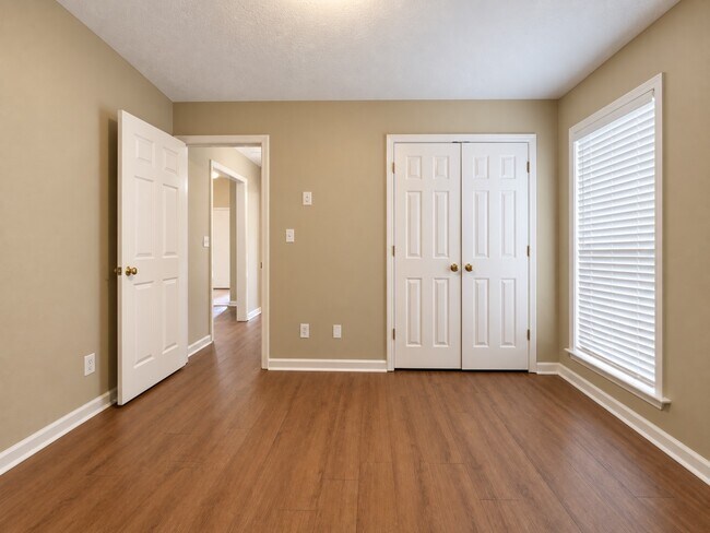 Building Photo - 6107 Blackstone Dr