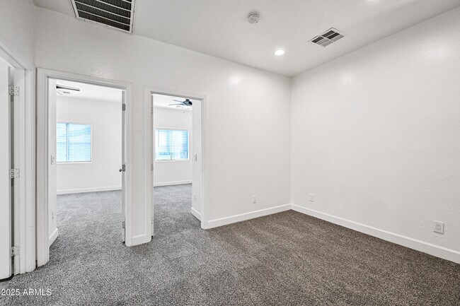 Building Photo - 4608 W Maryland Ave