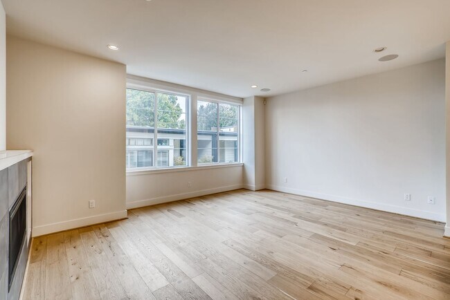Building Photo - Queen Anne Townhome ~ McGraw Square