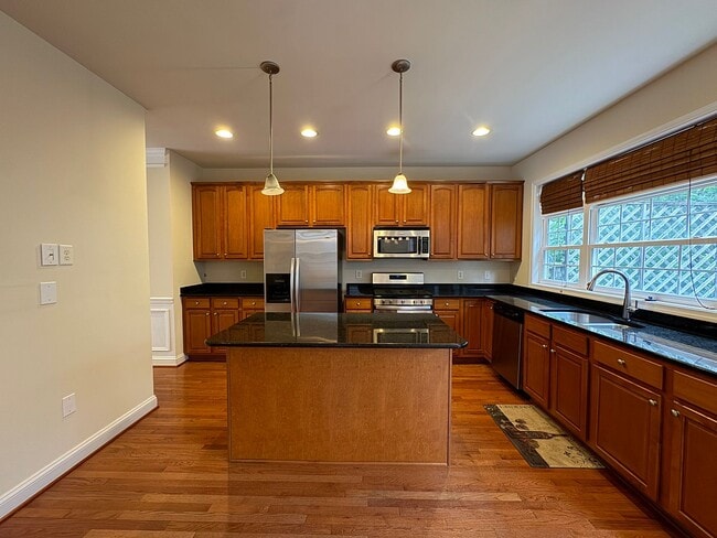 Building Photo - Gorgeous 3 Bed 3 Bath End Unit Brick Townh...