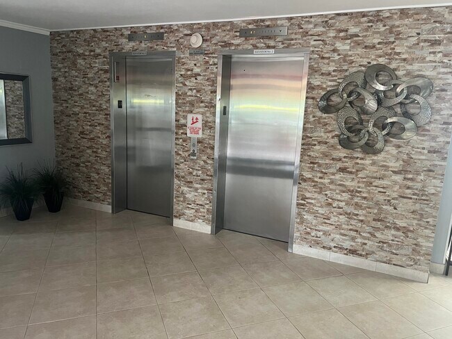 Building Photo - 3300 N Palm Aire Dr