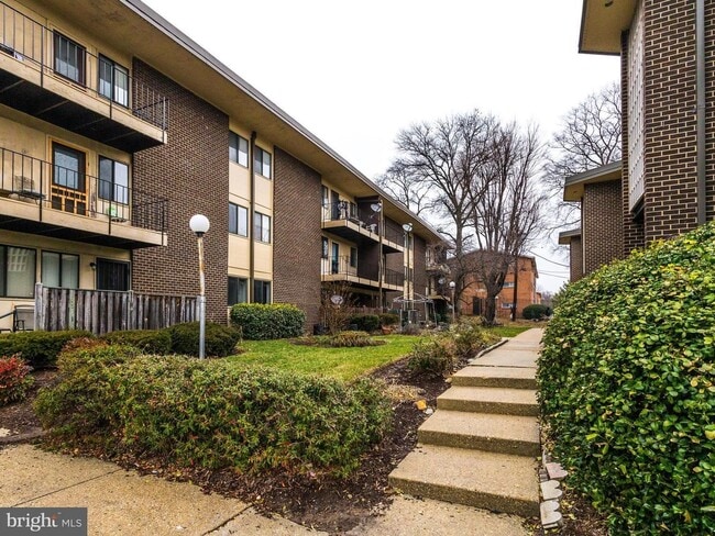Building Photo - Cozy 2BD 1BTH beautifully updated condo in Suitland ready for move in