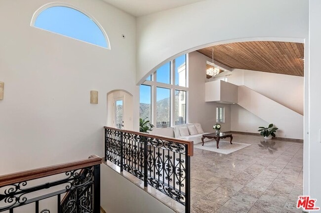 Building Photo - 10827 Pacific View Dr