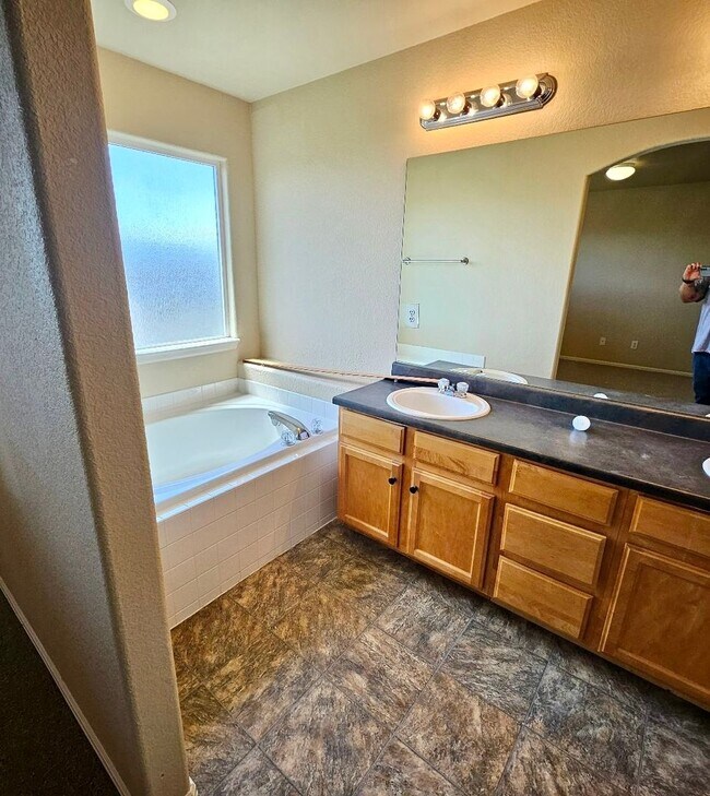 Building Photo - Beautiful 3 bedroom home available with mo...
