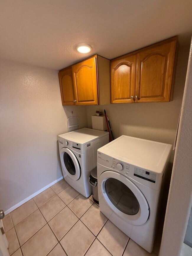 Building Photo - Spacious Two-Story 3 Bedroom, 1.5 Bath Tow...