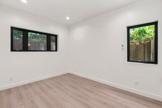 Building Photo - Stunning brand new construction, modern lu...