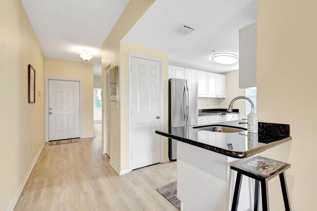 Building Photo - 2060 Greenview Shores Blvd