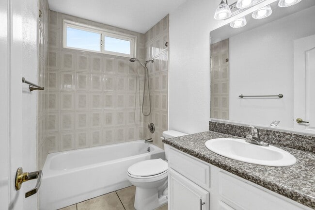 Building Photo - Upstairs 1 Bedroom Condo w/ Parking - Fresh Paint & Carpet!