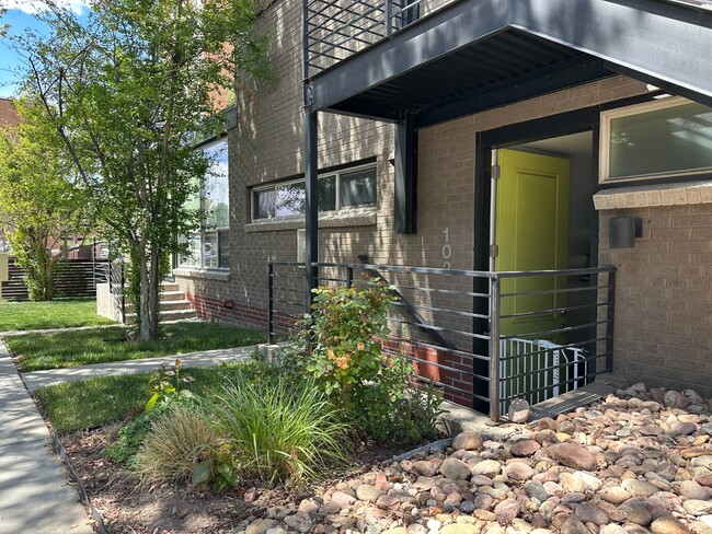 Building Photo - Lovely condo in the heart of Mayfair!