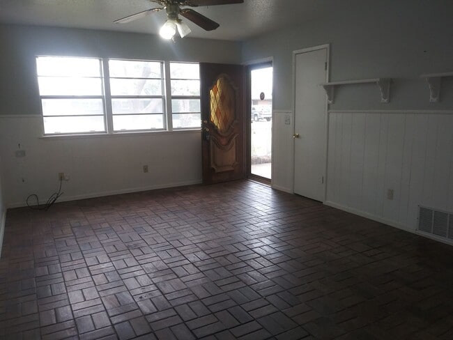 Building Photo - Close to Medical District!!