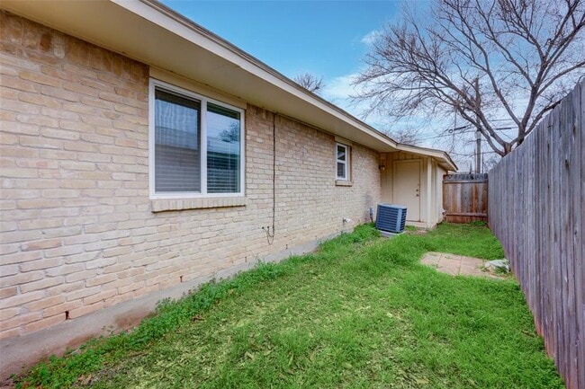 Building Photo - 2701 St Edwards Cir