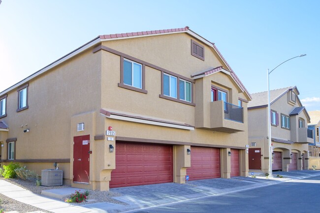 Building Photo - NW 3 Bedroom Townhouse!! Gated Community P...