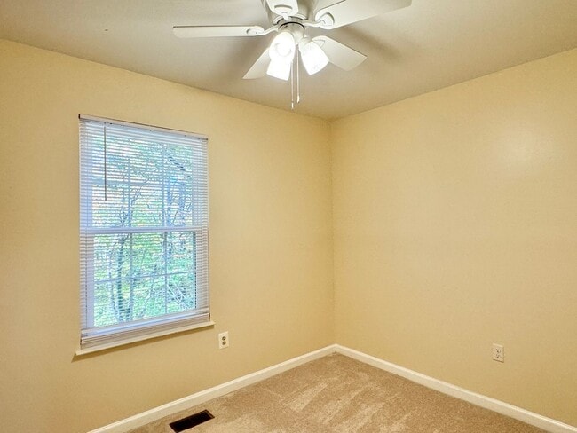 Building Photo - Beautifully updated 3BR/2.5BA townhome in Dale City!