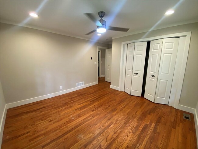 Building Photo - 105 Paris Ln