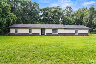 Building Photo - Spacious 3-bedroom, 2-bath home