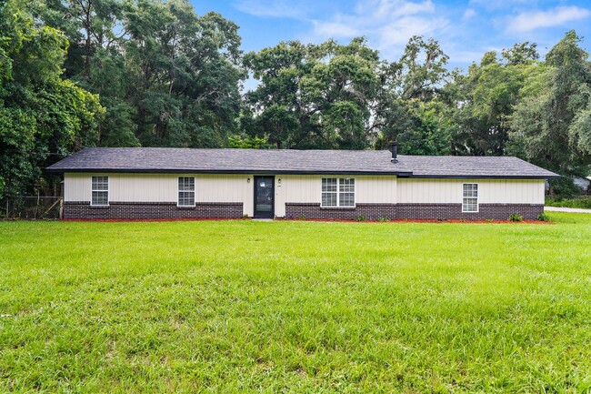 Building Photo - Spacious 3-bedroom, 2-bath home