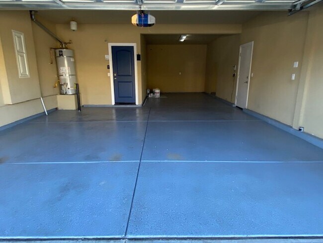 Building Photo - Available 8/1 - Lincoln Crossing 6 bedroom...