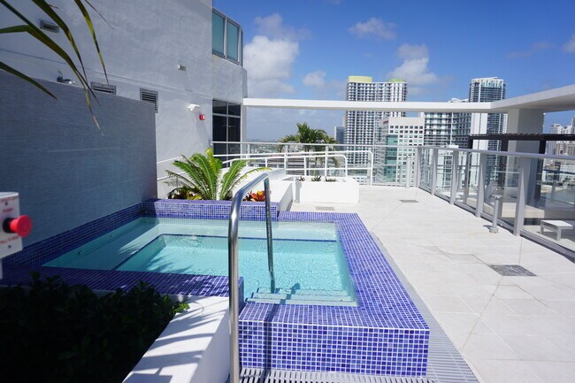 Building Photo - 1010 SW 2nd Ave