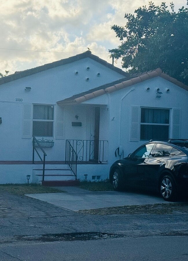 Primary Photo - 1010 N 17th Ave