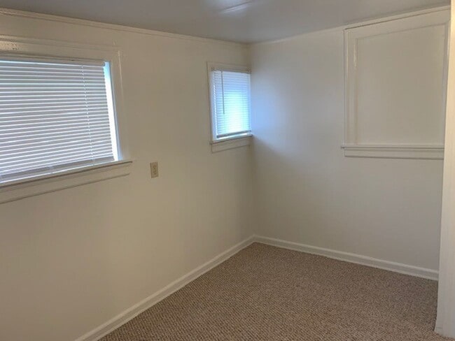 Building Photo - 2 Bed 1 Bath