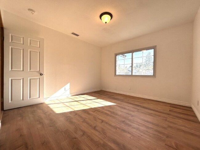Building Photo - 439 W Buckthorn St