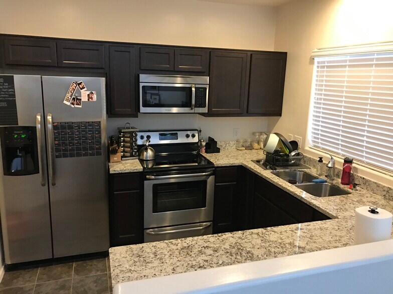 Building Photo - 4154 N Thurston Ln