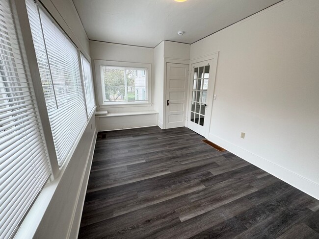 Building Photo - L0621
