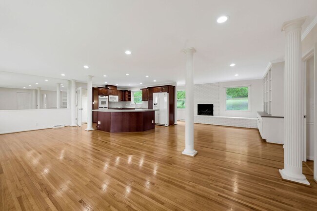 Building Photo - Awesome 3BE/2BA ranch style home in the We...