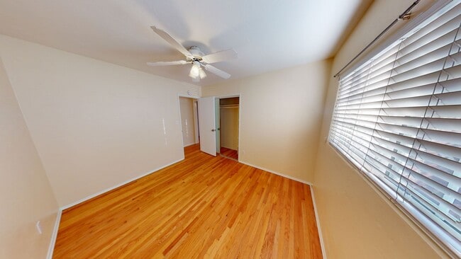 Building Photo - 4 Bedroom House on Leo with Garage!