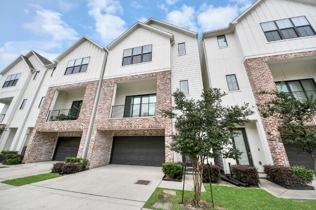 Building Photo - City views, smart layout, and Houston convenience?