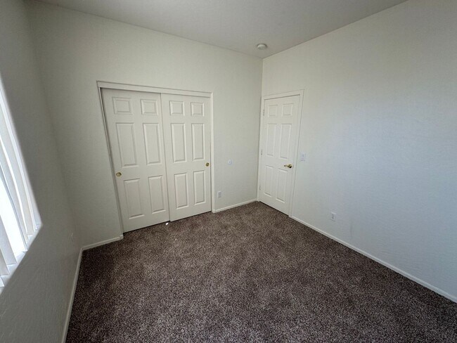 Building Photo - 1522 E Ebony Pl