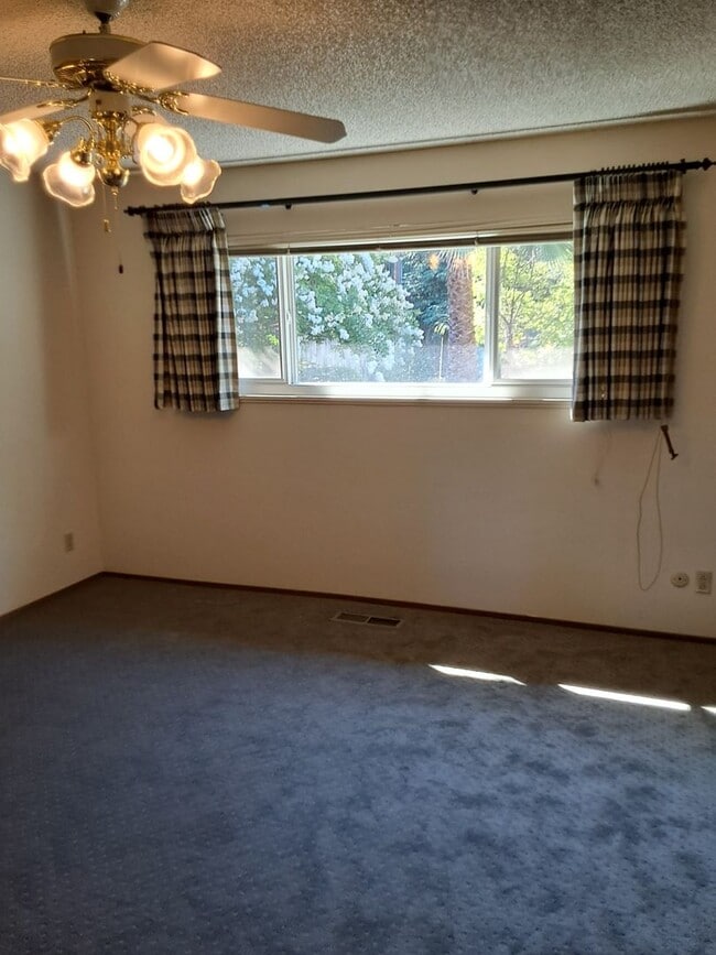 Building Photo - 3 bed/1.5 bath on large corner lot