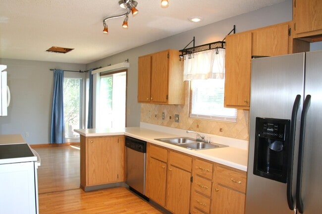 Building Photo - 3130 Castlebrook Ave