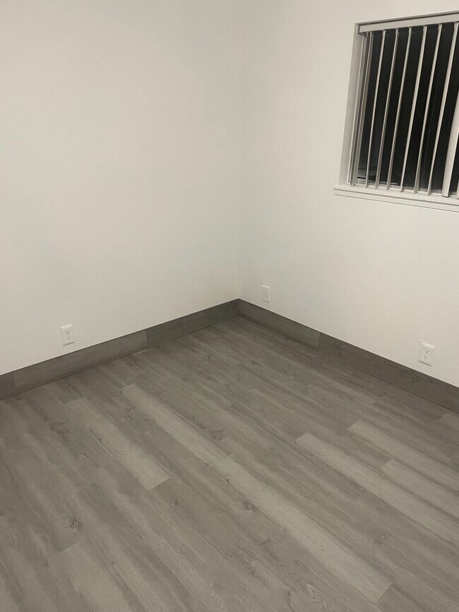 Building Photo - 424 W Wilson Ave