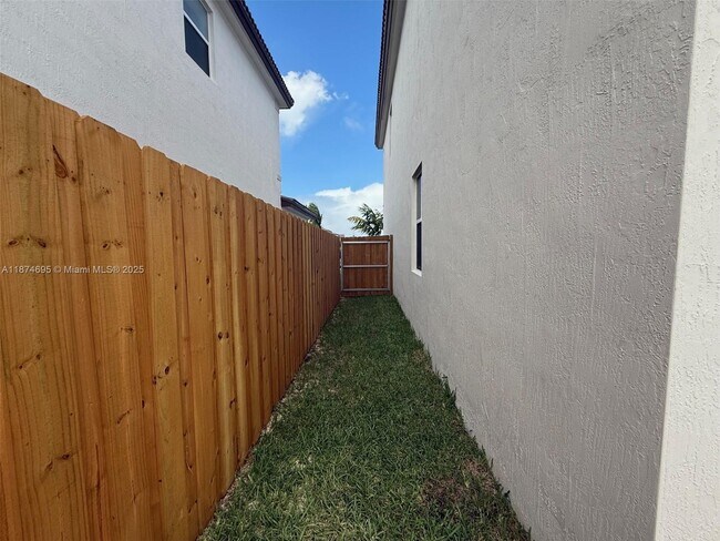 Building Photo - 2600 SE 25th St