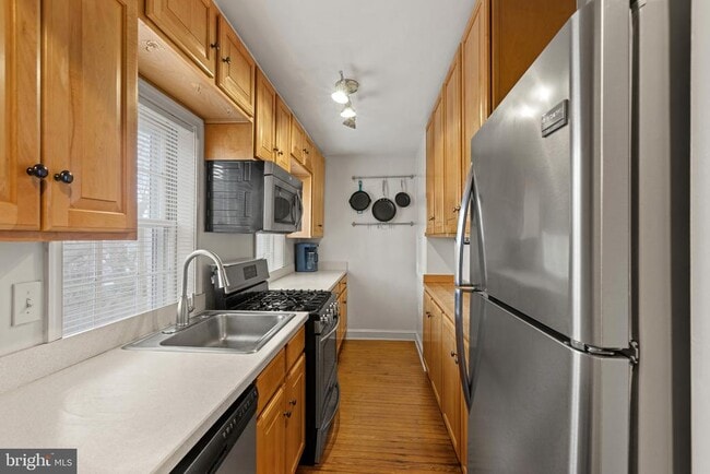 Building Photo - 810 Queen St