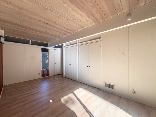 Building Photo - 1404 Oak Grove Dr