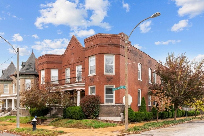 Building Photo - Modern Spacious  2 Bed  and 1.5  Bath Cond...