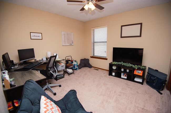 Building Photo - 4901 N Rogers Dr