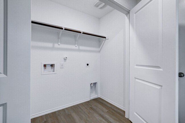 Building Photo - Modern 4-Bedroom Home with Loft, Open Livi...