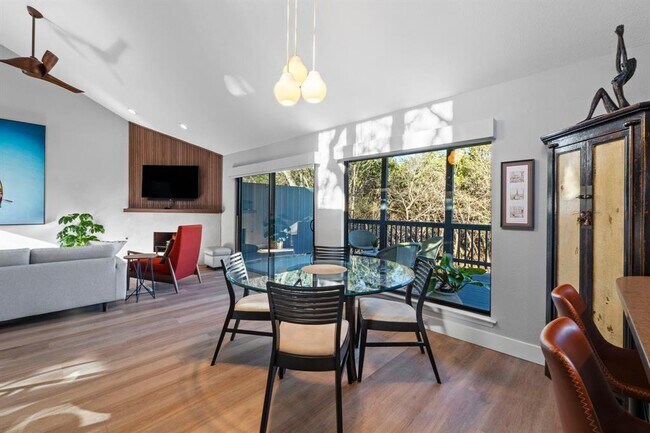 Building Photo - 2200 Homedale Dr