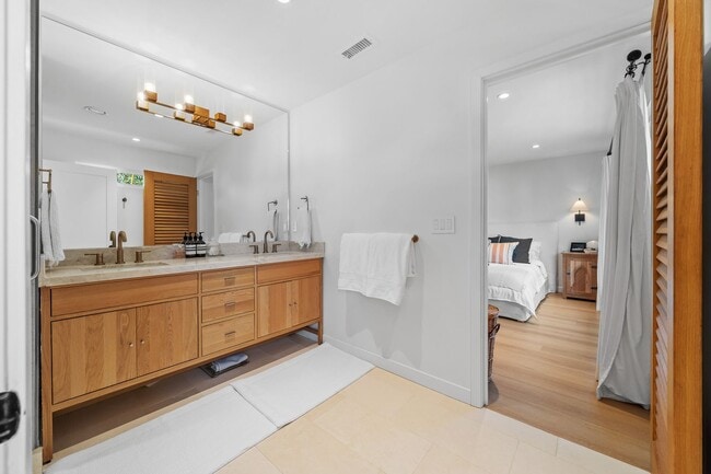 Building Photo - 253 Calle De Madera