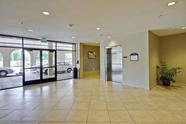 Building Photo - Santa Clara Condo