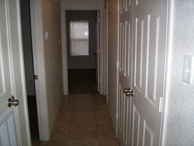 Building Photo - 2203 Botanical Dr