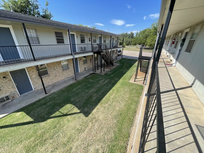 Building Photo - 1502 NW Kingsbury Ave