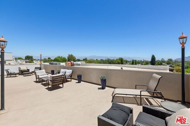 Building Photo - 4202 Whitsett Ave