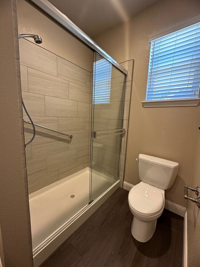 Building Photo - IMMACULANT 4 BEDROOM HOME 2.5 BATHROOM IN SALT CREEK