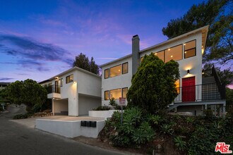 Building Photo - 2047 Paramount Dr
