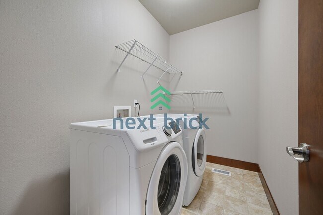 Building Photo - Charming 3-Bed, 2.5-Bath Haven with 1997 Sq Ft in Renton, WA!