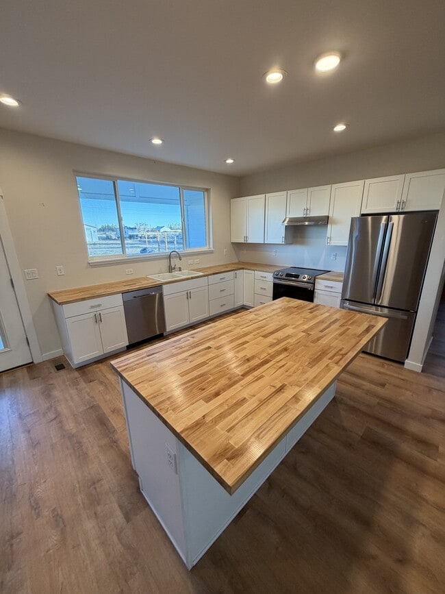 Building Photo - 4280 NE Alexander Way